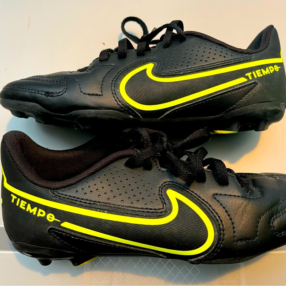 Big boys Nike cleats size 4.5.
